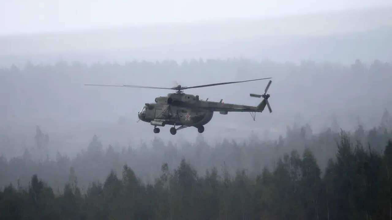 Las autoridades rusas detienen a dos adolescentes por calcinar un helicóptero militar en Siberia