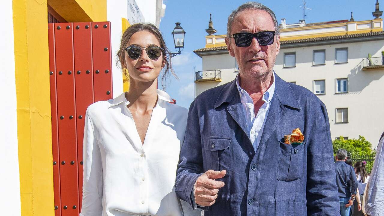 Rocío Crusset con jeans rectos y alpargatas de cuña para una tarde de toros en Sevilla es nuestra inspiración de primavera para la oficina