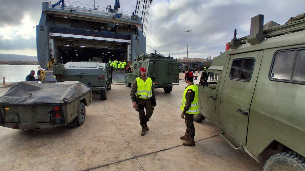 Carros de combate, blindados y obuses de Melilla desembarcan en Almería a bordo del buque Ysabel