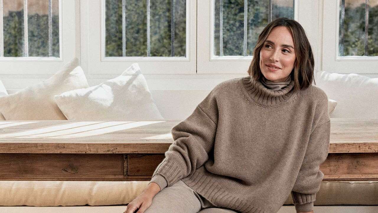 No hay lluvia (ni frío) en Madrid que pueda con el jersey más elegante de Tamara Falcó en el color de 2025