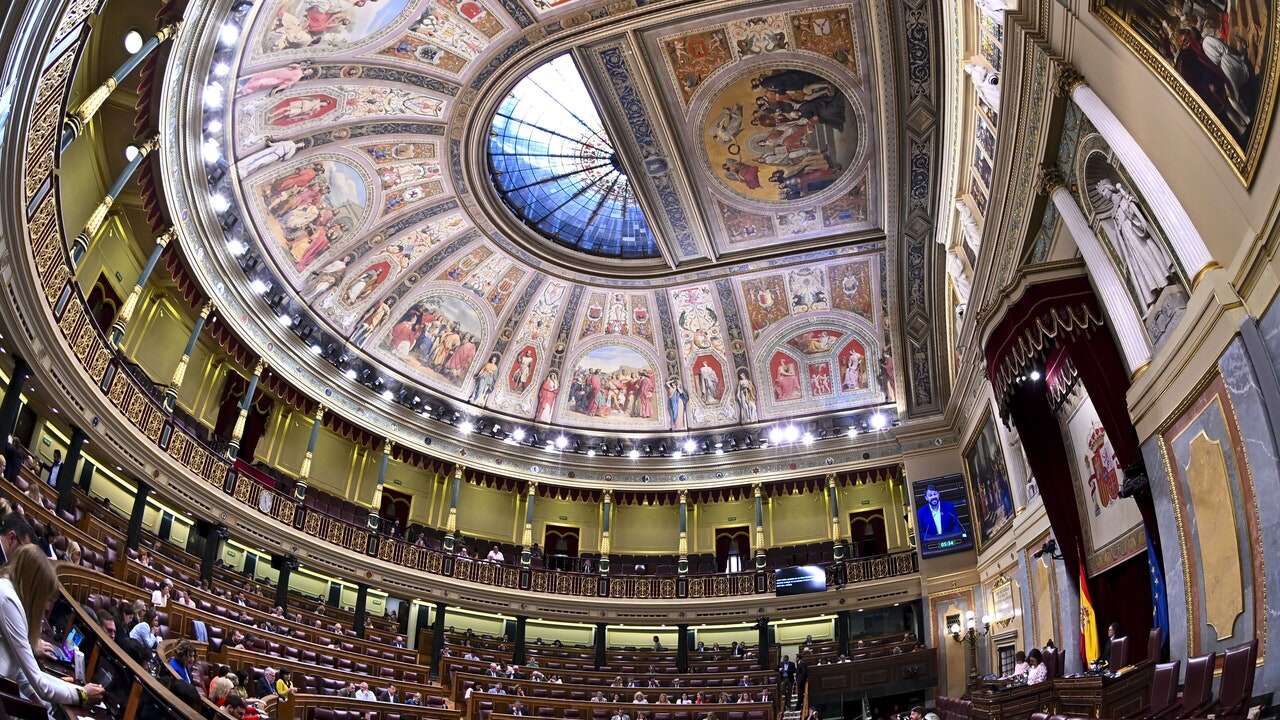 Sánchez huye del debate sobre el estado de la nación que quiere imponer por ley