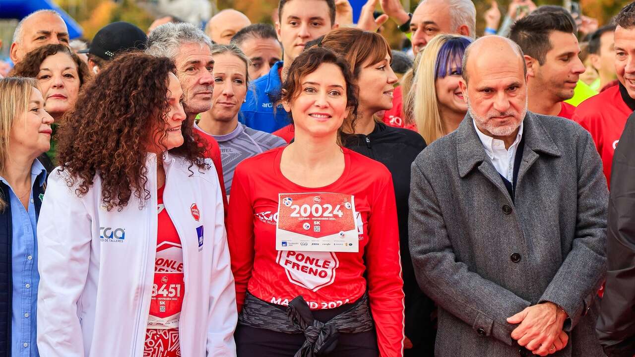 Ayuso recurre a los leggings que volveremos a llevar este invierno durante una mañana solidaria en Madrid