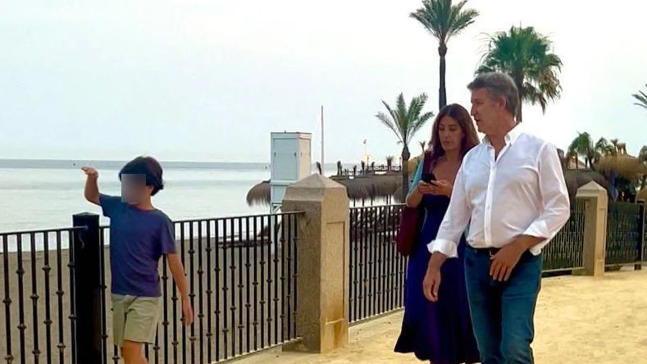 De Feijóo en las Rías Baixas a Elías Bendodo en Málaga: así es el descanso del pepero (con un ojo en La Mareta y sin esconderse)