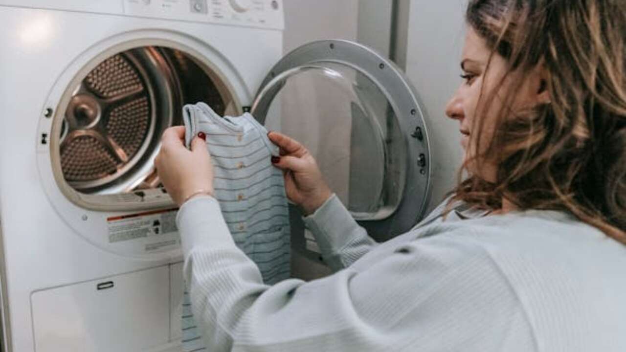 Ni vinagre ni bicarbonato: el secreto para eliminar las manchas de cualquier prenda sin esfuerzo