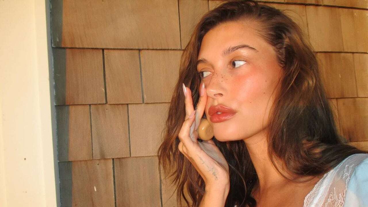 Hailey Bieber confirma que las uñas ‘glazed’ no han pasado de moda y que serán las más deseadas esta primavera