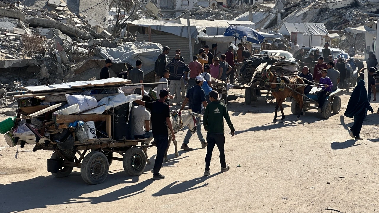 Los camiones con ayuda comienzan a distribuir harina en panaderías de Gaza
