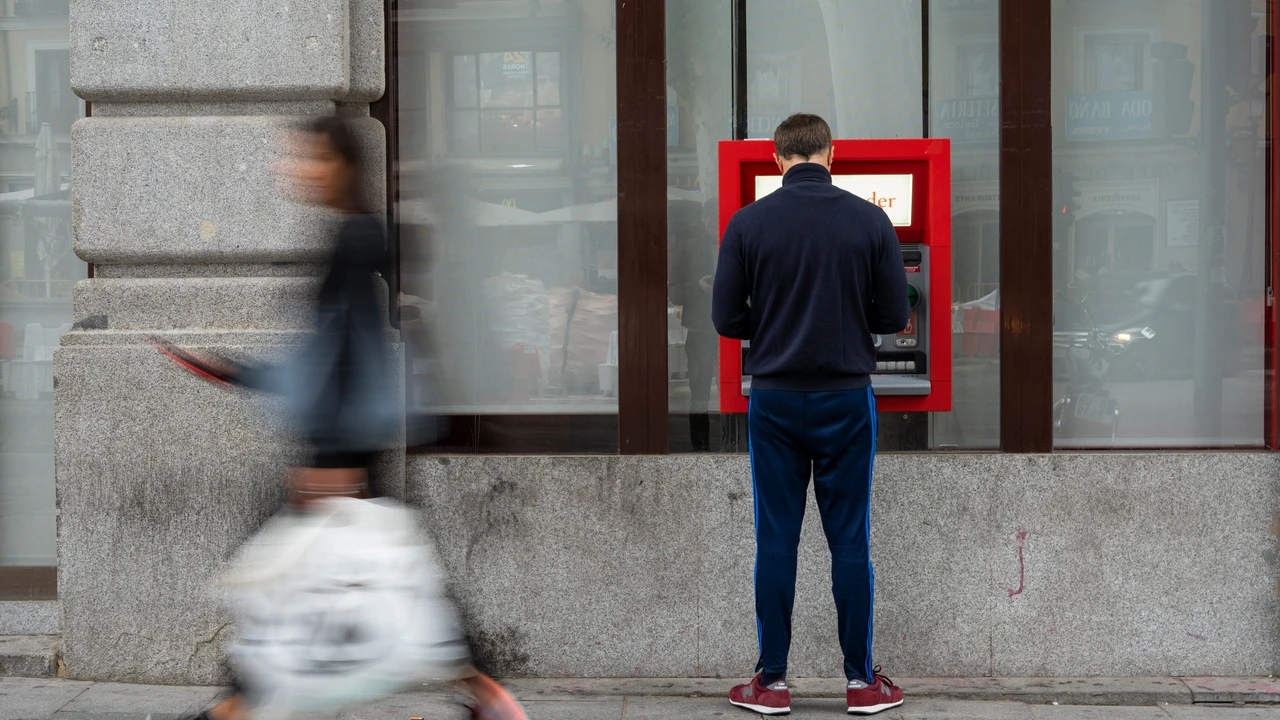 ¿Quiere sacar dinero del cajero? Estos son los consejos que debe seguir para realizar una operación segura