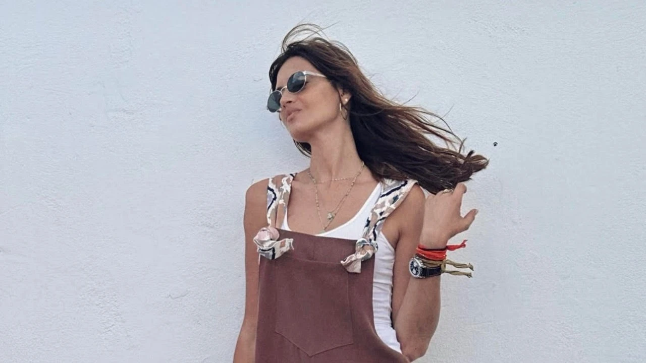 Si eres amante del estilo boho chic tienes que fichar el mono que Sara Carbonero ha combinado a la perfección con Converse