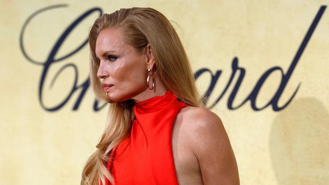 Esther Cañadas triunfa en la gala amfAR 2025 en Cannes con este sexy vestido rojo de escote halter