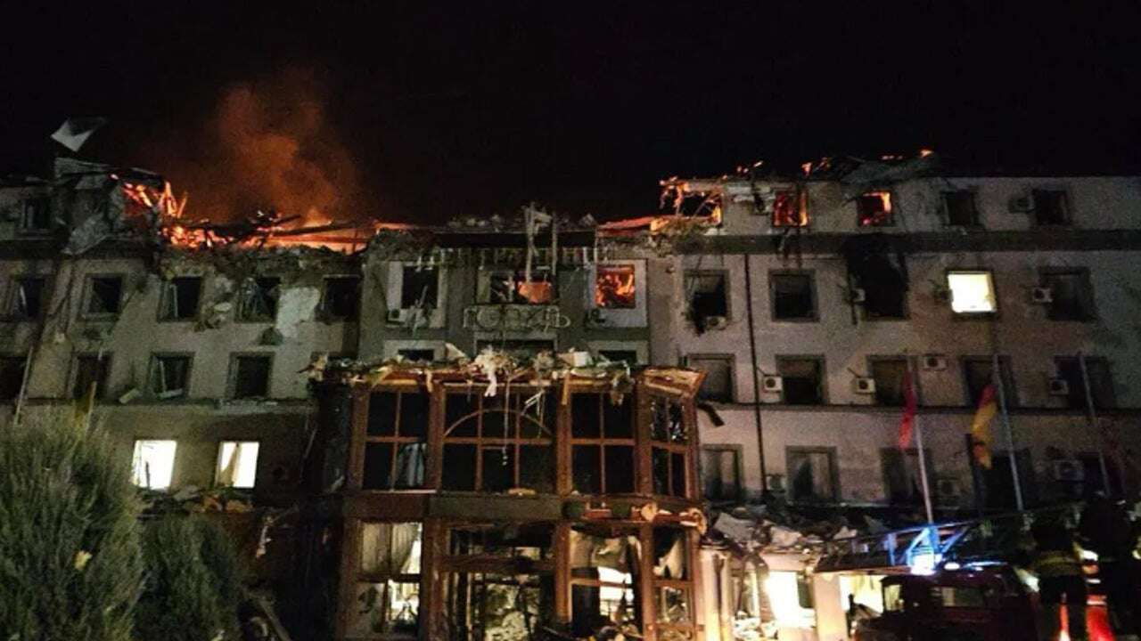 Un misil ruso destruye un hotel en la localidad natal de Zelenski y deja 4 muertos y 31 heridos