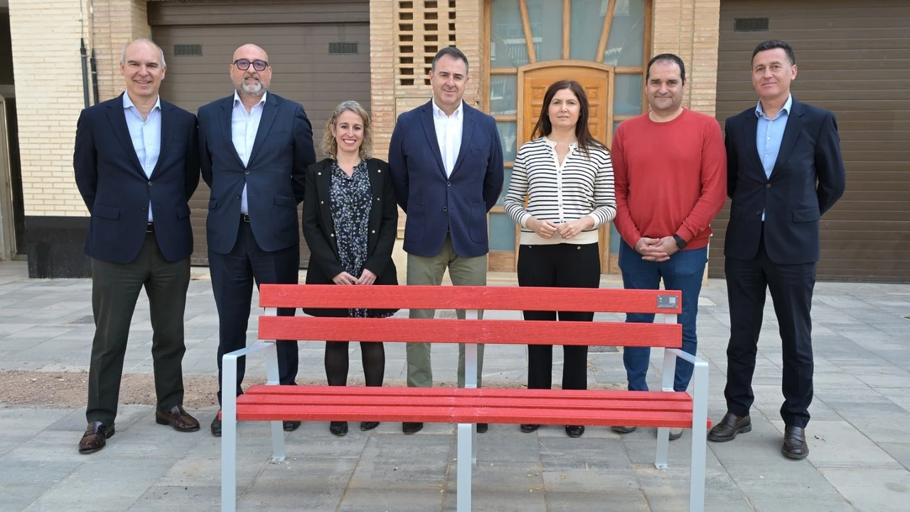 Santander dona bancos fabricados con tarjetas recicladas a Paiporta, Aldaia y Catarroja