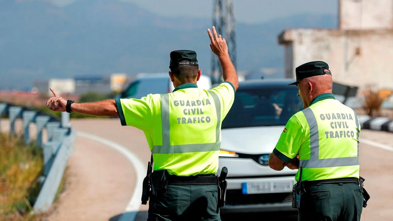 Un guardia civil alerta: estos son los comportamientos más peligrosos de los copilotos de un coche
