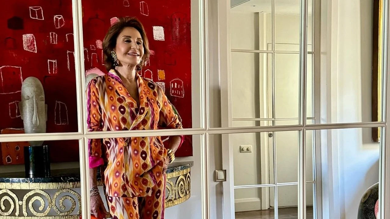 El traje estampado que más estiliza a las mujeres +60 se lo ha comprado Naty Abascal súper rebajado