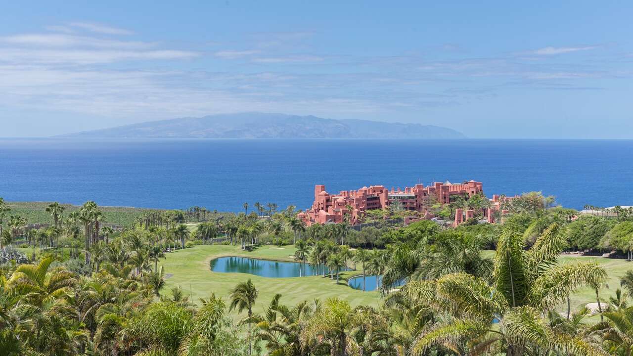 Una ciudadela roja que mira a La Gomera