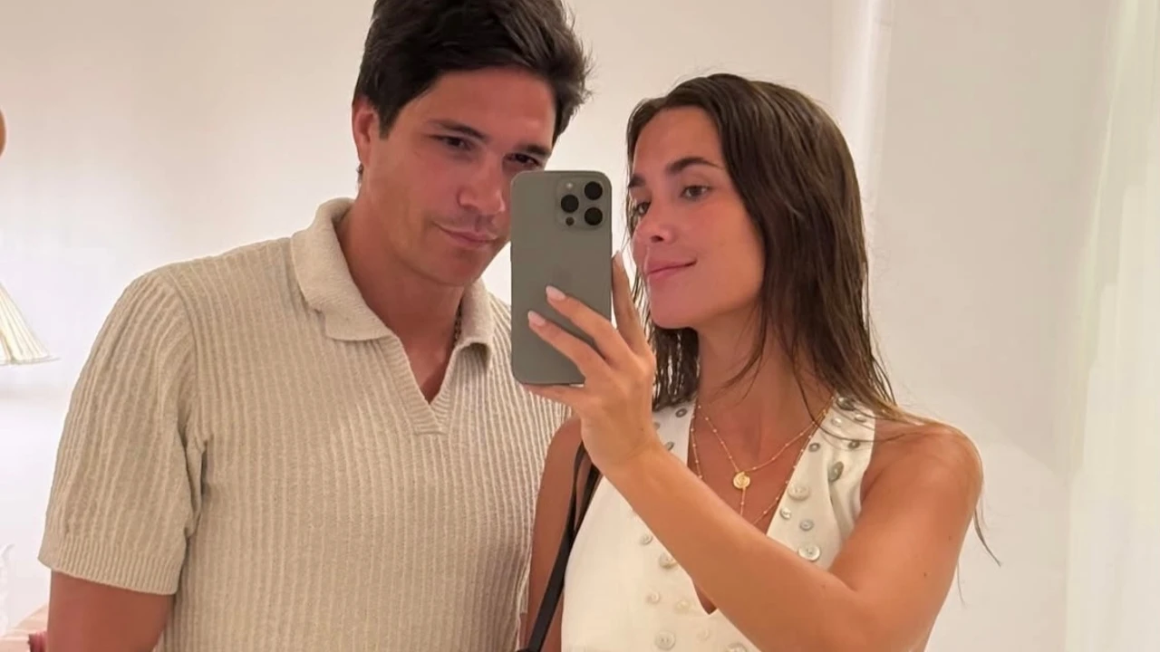 María Pombo se ha llevado a Menorca el conjunto blanco con sello español que realza el bronceado al instante