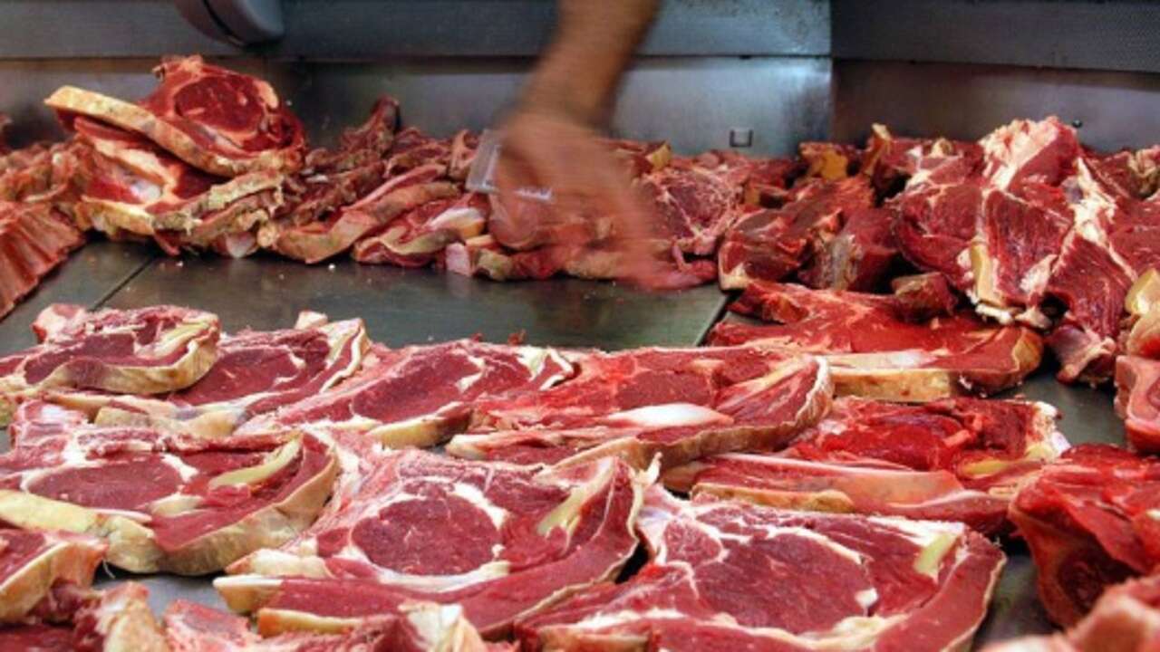 Un carnicero informa de cómo se tiene que congelar la carne: 