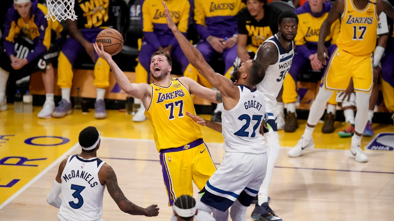 Doncic y James recuperan la ilusión de los Lakers tras derrotar a los Wolves