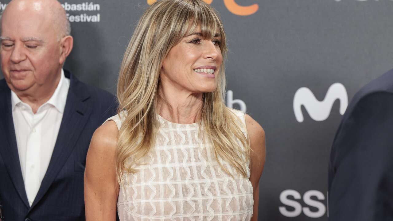 Begoña Gómez reaparece en la alfombra roja de San Sebastián junto a Pedro Almodóvar y un vestido de firma catalana