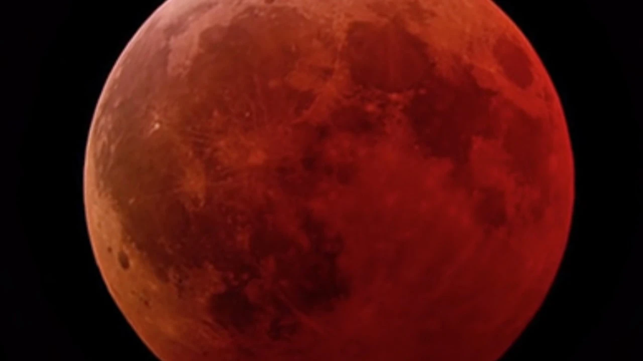 Oportunidad única: hoy podrás ver una Luna de Fresa muy especial