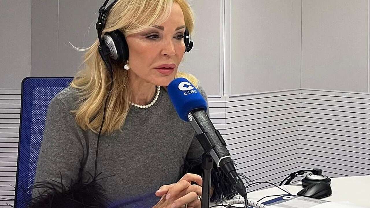 Carmen Lomana es la invitada perfecta de otoño hasta para ir al trabajo con este jersey de plumas