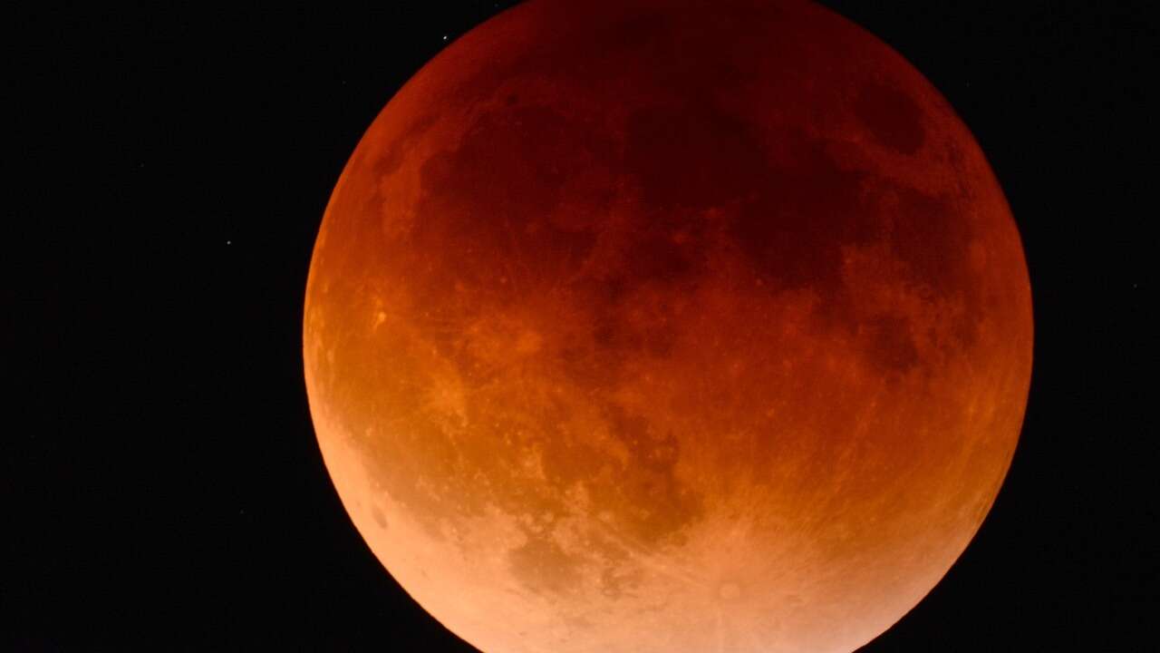 ¿A qué hora se puede ver el eclipse lunar total 'Luna de sangre' mañana?