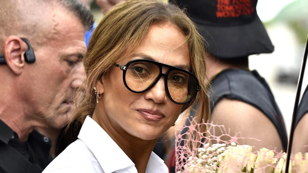 Jennifer Lopez aterriza en Pisa con un look de diva relajada que ya queremos copiar