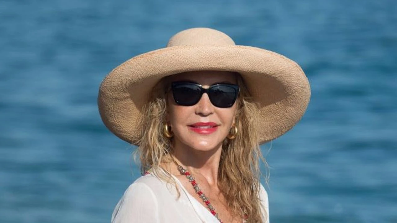 Carmen Lomana se relaja en su casa de Marbella con el caftán que reina entre la jet marbellí