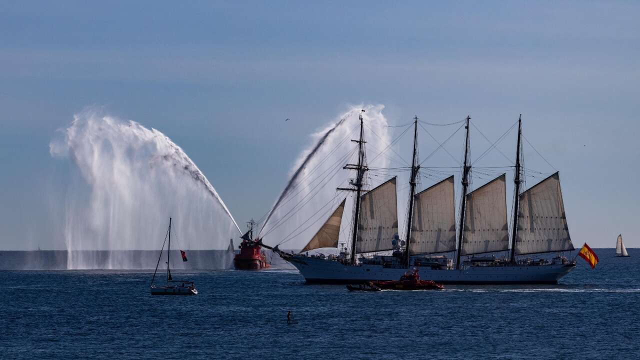 Baño de masas del buque escuela de la Armada Juan Sebastián Elcano en Barcelona: más de 10.000 visitantes en una semana