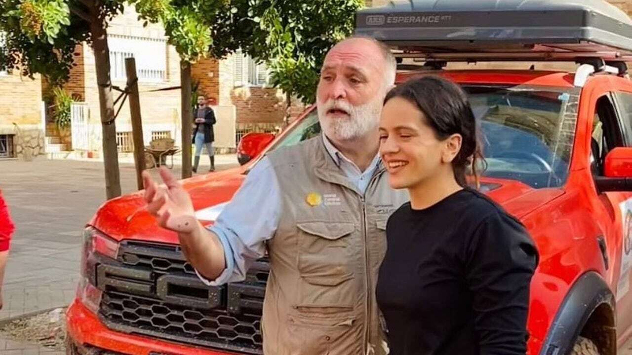 Rosalía se une a los voluntarios de Valencia junto al chef José Andrés