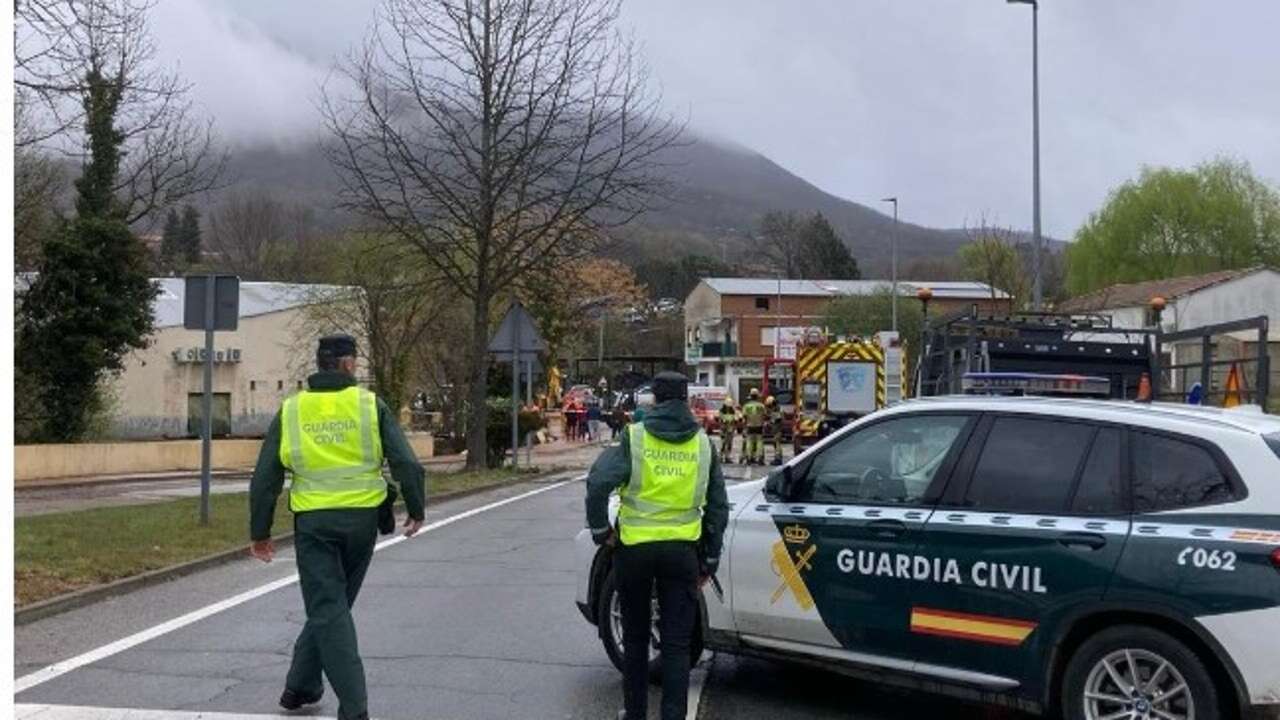 El desbordamiento de una laguna en Jarandilla de la Vera provoca el arrastre de varios vehículos