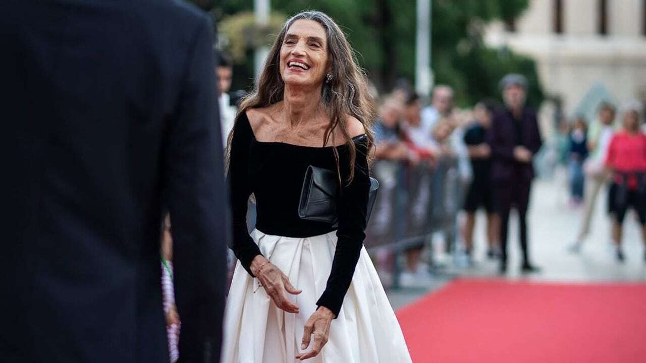 No se puede ser más diva de la moda (y del cine) que Ángela Molina a sus 69 con este vestido de Carolina Herrera en Málaga