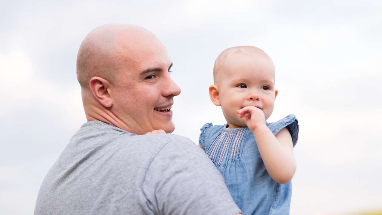 Los hombres sufren por falta de apoyo durante la paternidad: un estudio revela brechas