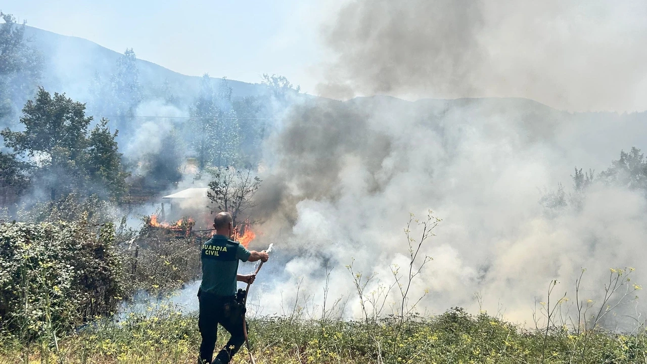 Guardias civiles dicen que los incendios demuestran su déficit de agentes: 