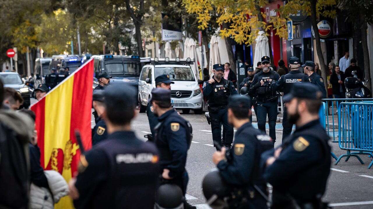 Miles de policías y guardias civiles protestan hoy ante el Congreso por la 