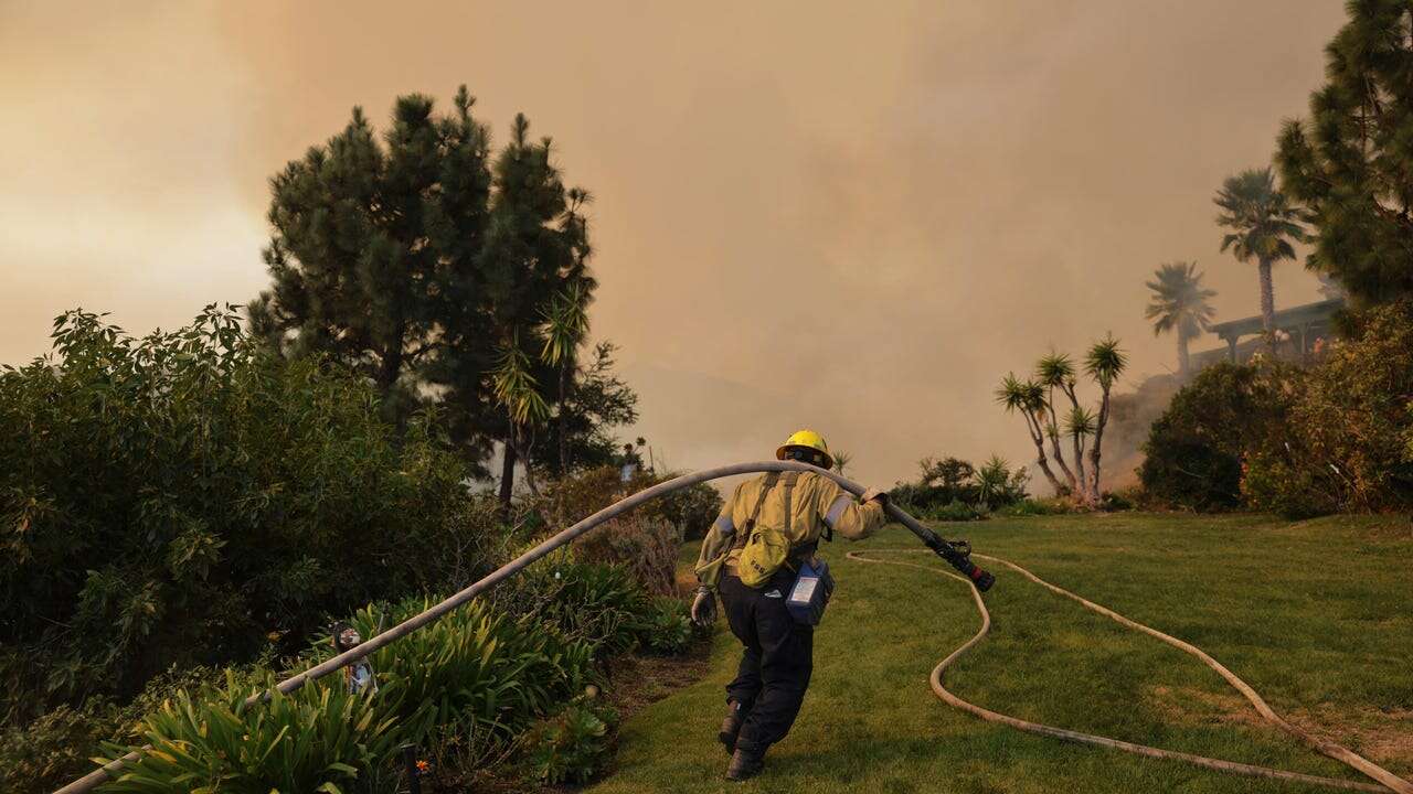 Los Ángeles busca a 11 desaparecidos en el incendio, que amenaza a otro barrio de lujo