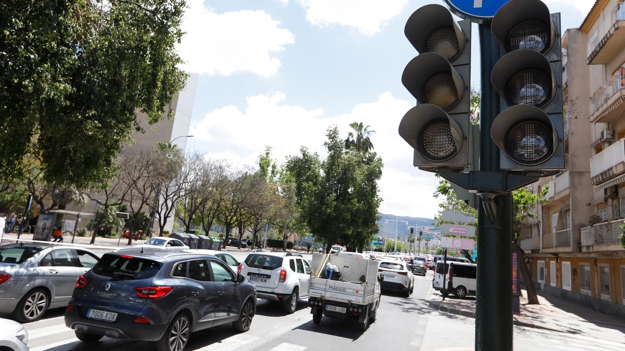 La DGT recuerda cómo se deben realizar los cruces cuando no hay semáforos ni señales
