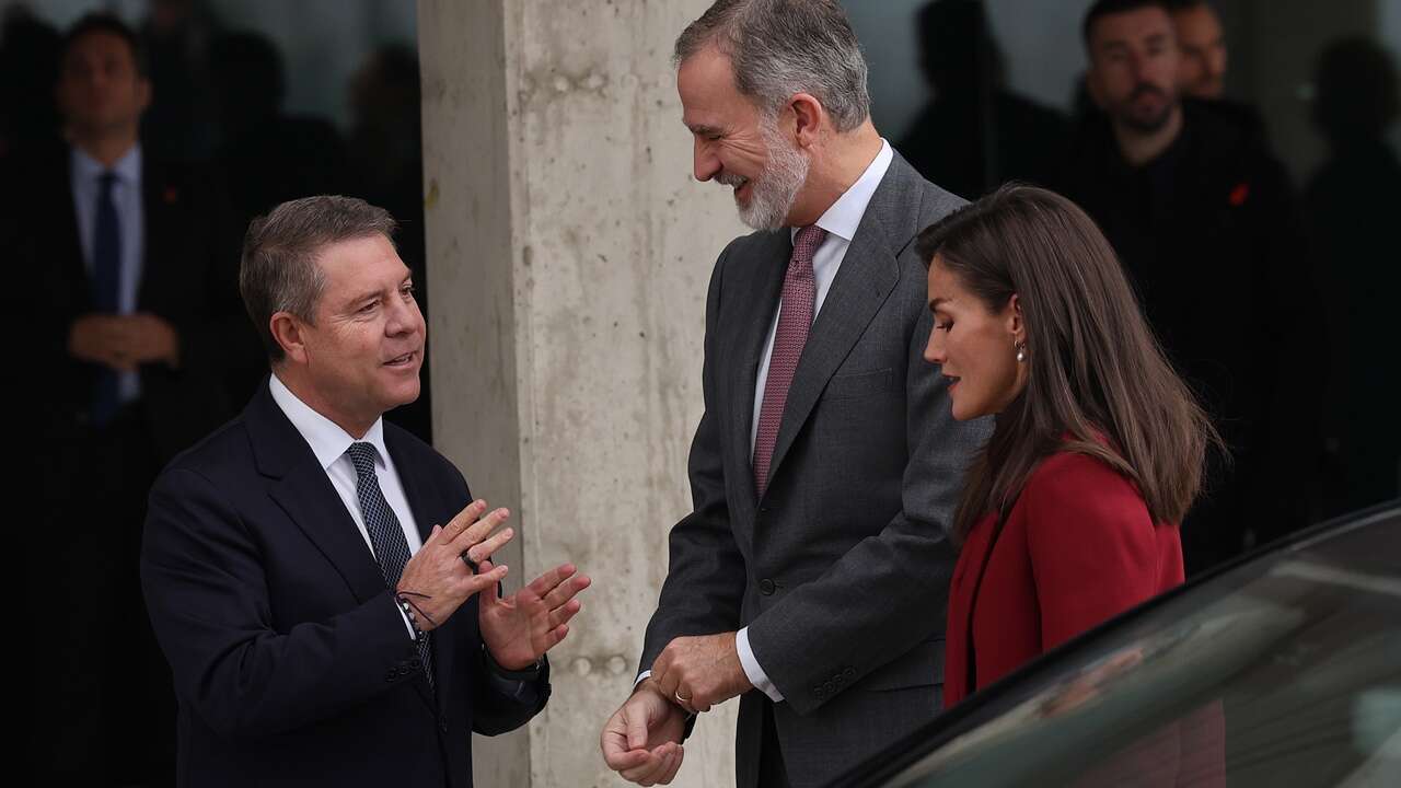 La Reina Letizia se pone navideña en Cuenca con traje rojo infalible y botines de ante