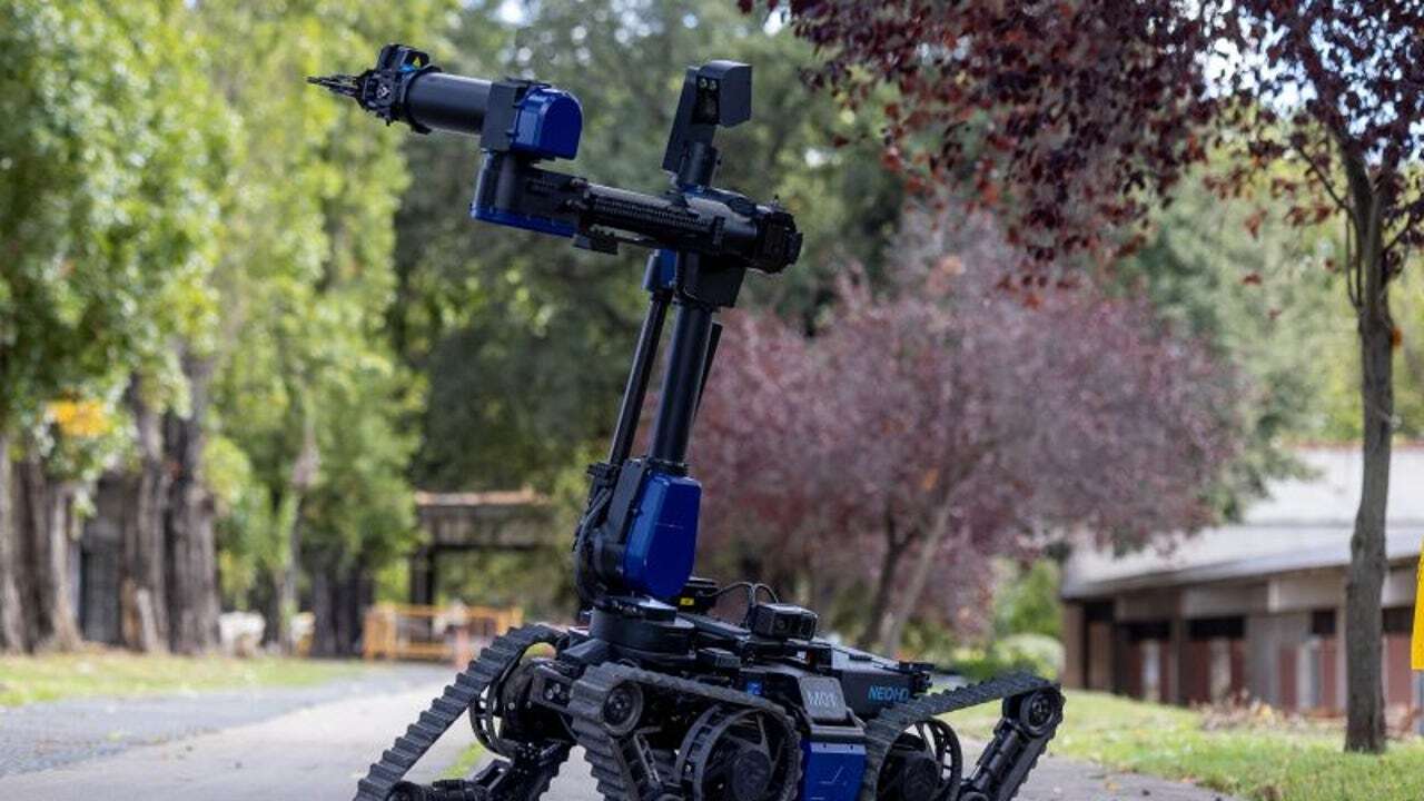 Así son los dos vehículos terrestres no tripulados (UGV) que Escribano ha fabricado para que la UME pueda operar en entornos de máximo riesgo