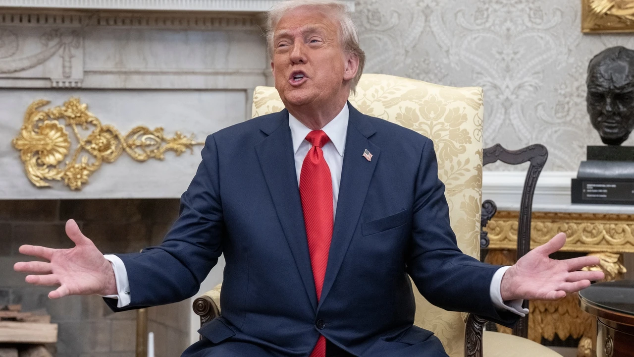 Trump amenaza con más aranceles a móviles en su guerra comercial con China