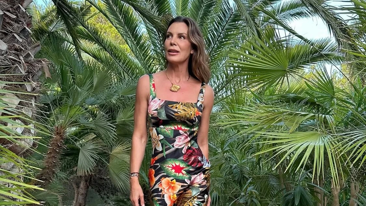 Mar Flores presume de figura (y espalda esculpida) a sus 55 años con vestido largo estampado de efecto tipazo