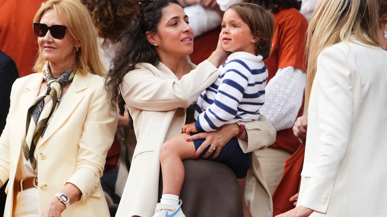 El tierno gesto del hijo de Rafa Nadal cuando su padre le ha cogido en brazos en la pista de Roland Garros