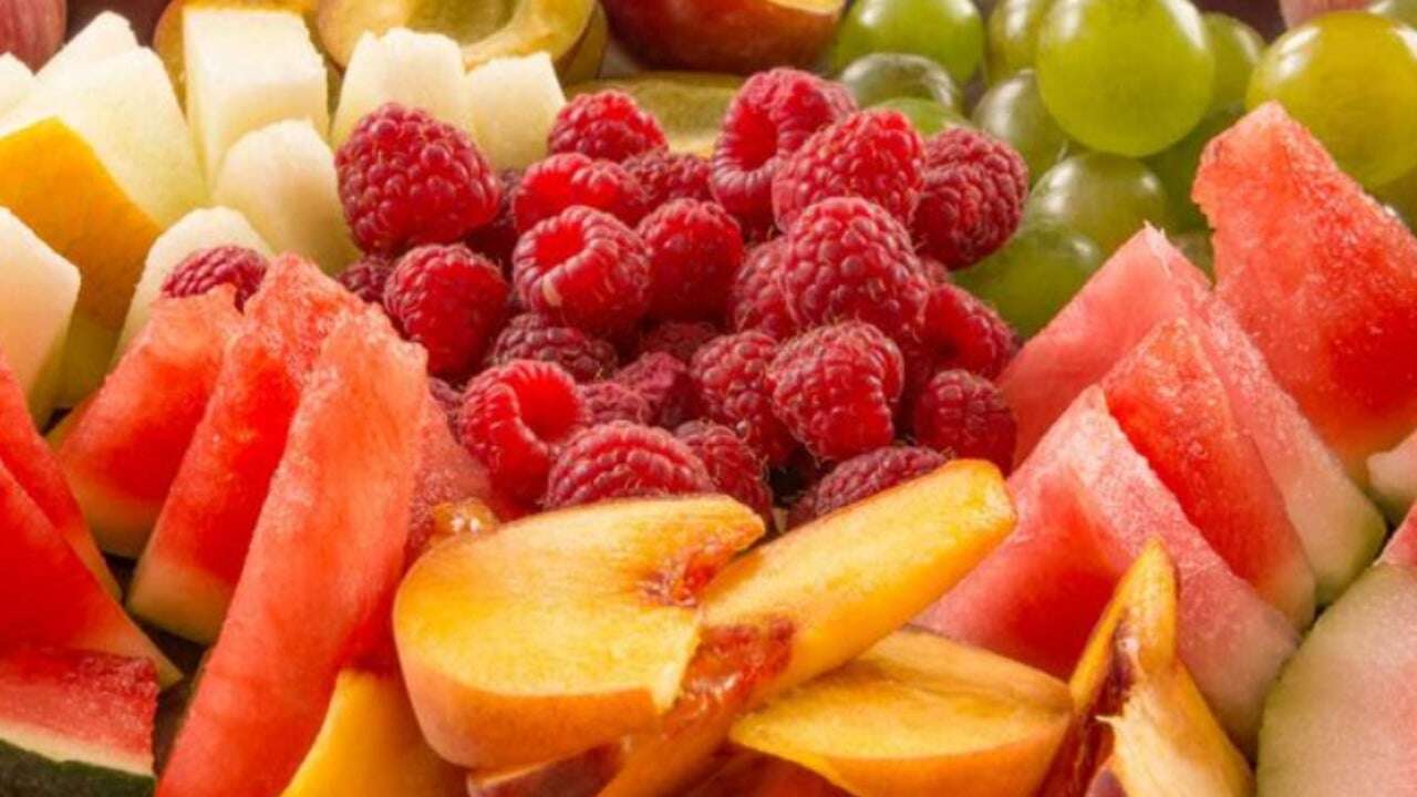 Un naturópata alimentario asegura que la fruta como postre es mala para la salud: 