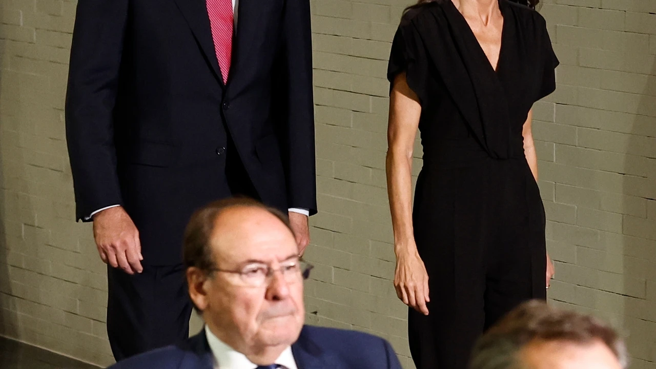 La Reina Letizia derrocha estilo y elegancia con un mono negro en los Premios Internacionales Rey de España de Periodismo 2025