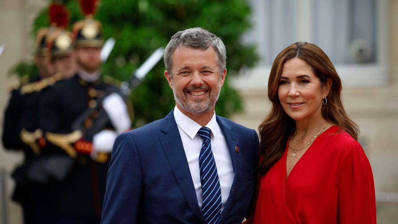 Sin Letizia (por sorpresa) pero con los looks de Mary de Dinamarca y Charlène de Mónaco en la recepción en el Elíseo por los Juegos Olímpicos