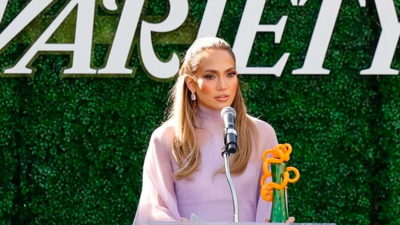 Jennifer Lopez deja a un lado los vestidos sexys y sorprende con un vestidazo de ensueño en tono lavanda pastel