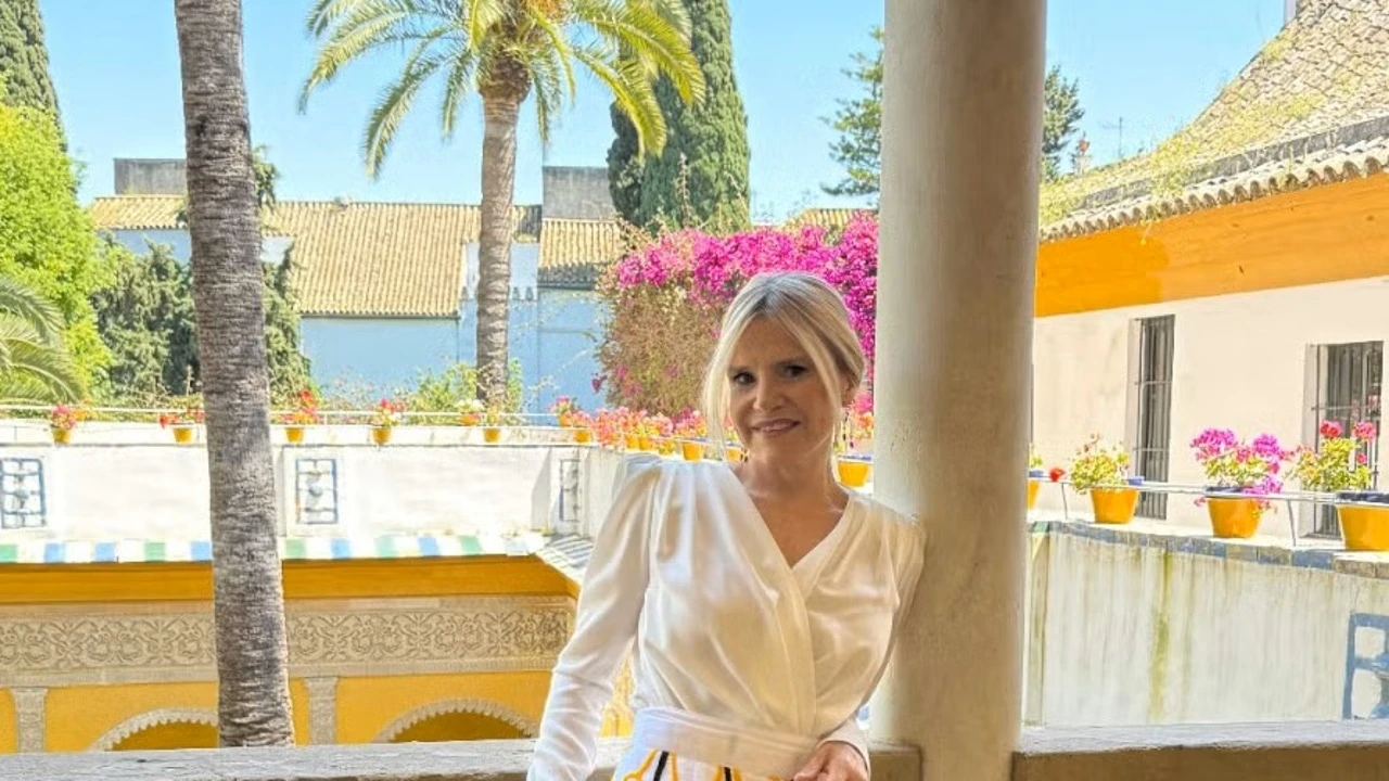 Eugenia Martínez de Irujo lleva el conjunto blanco más cómodo y estiloso para una escapada de verano