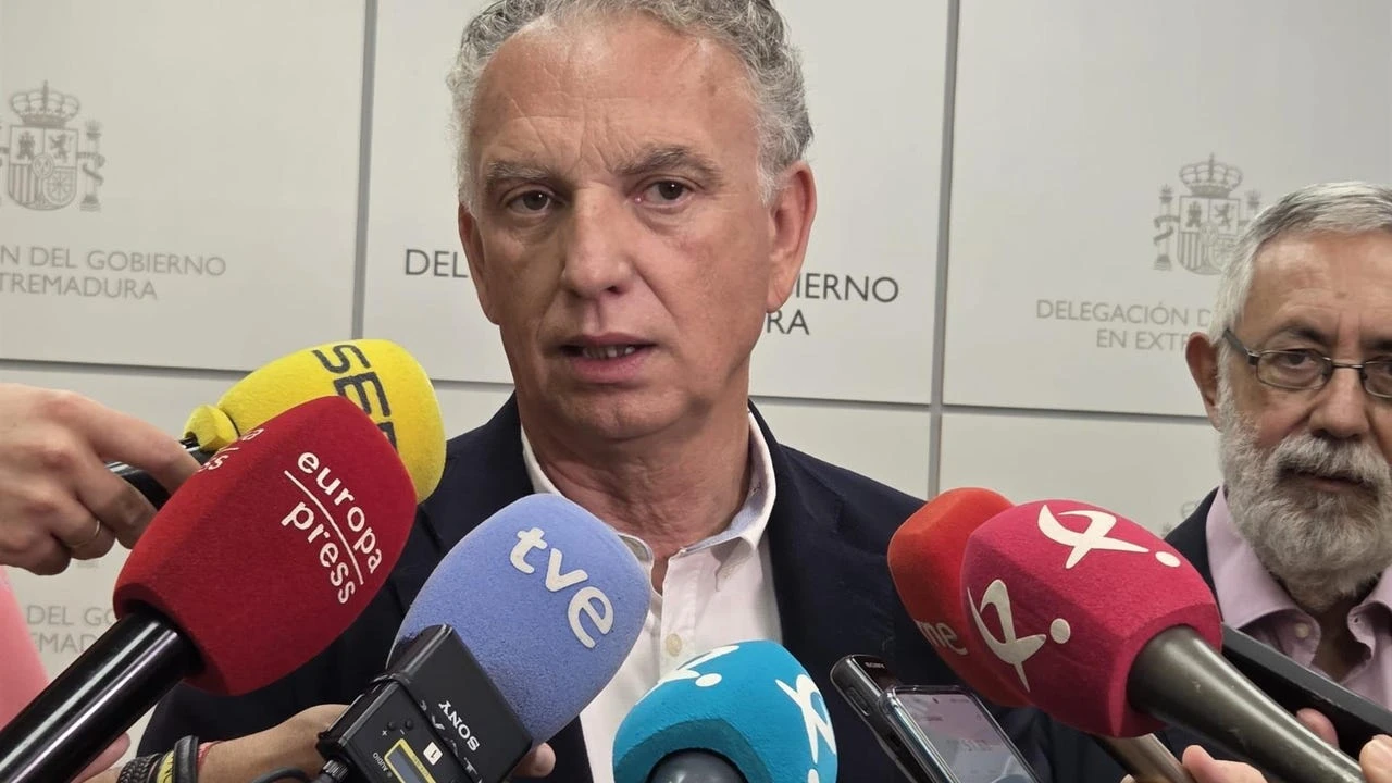 El delegado del Gobierno en Extremadura niega haber mentido sobre sus estudios: 