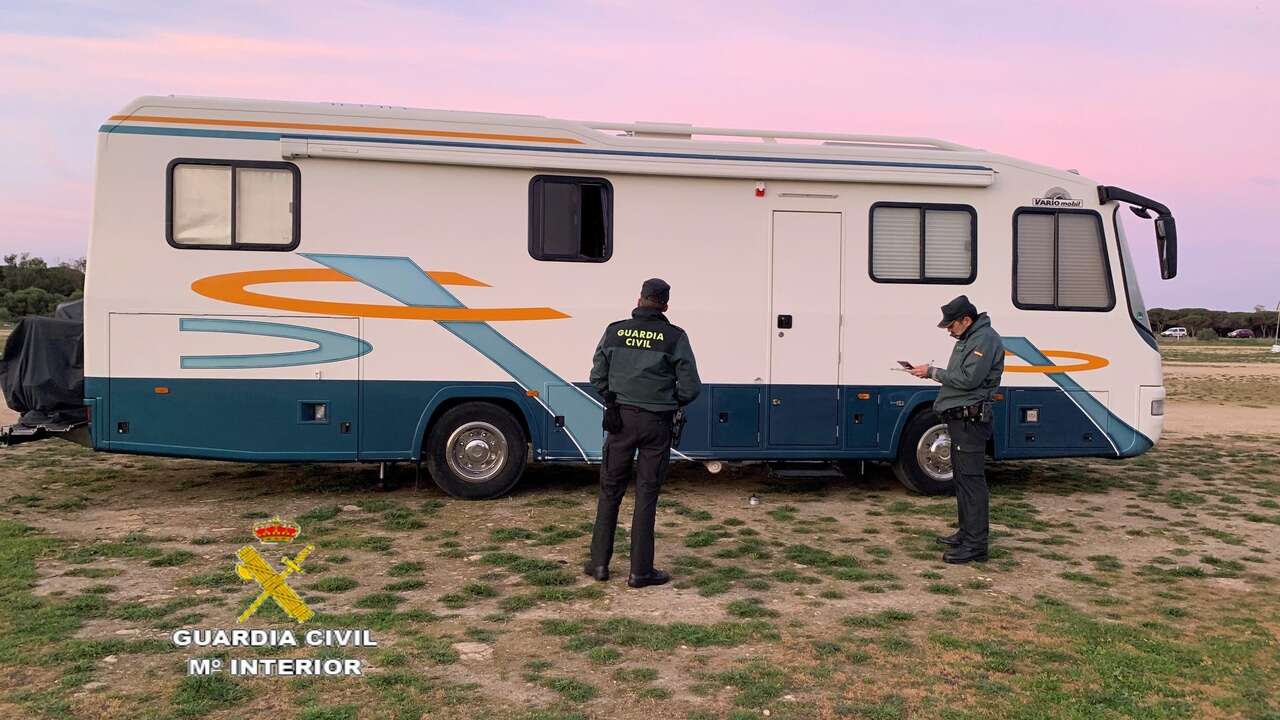 Desalojan más de cien vehículos de varias acampadas ilegales en Tarifa (Cádiz)