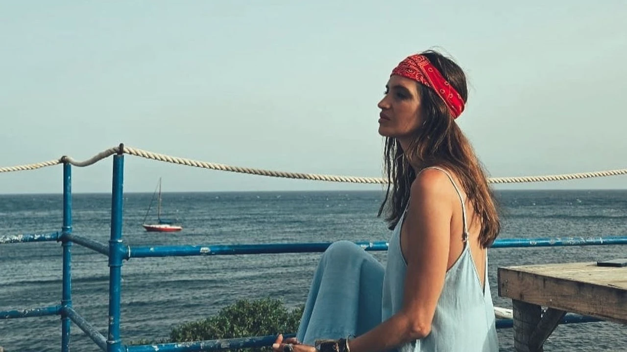 Nos vamos directas a Zara a por el vestido fluido que Sara Carbonero ha metido en su maleta de verano en Almería
