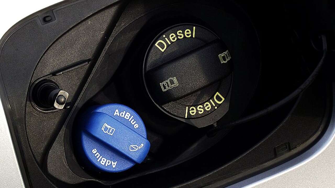 Nunca cometas este error cuando añadas líquido AdBlue en tu coche diésel